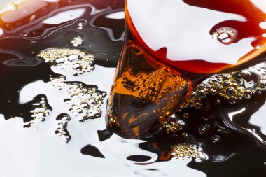 Bardağa çay doldur, yakından.