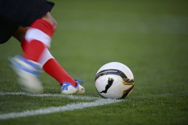 Futbol oynayan erkeklerin kırpılmış kısmı, futbol üniformalı erkek bacakları, yakın plan.