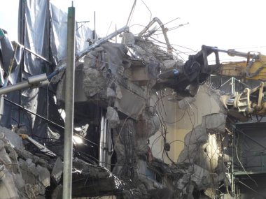 Beton bina çökmüş. Her yerde demirler ve döküntüler var.