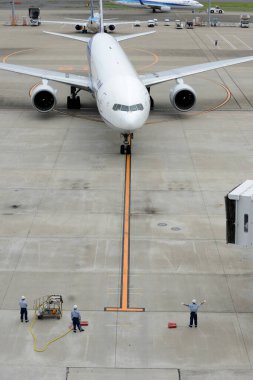 Yolcu uçağı havaalanında.