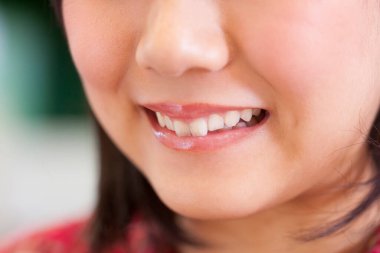 Gülümseyen Asyalı kadını yakından çek.