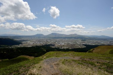 Köyün dağlarında havadan görünümü