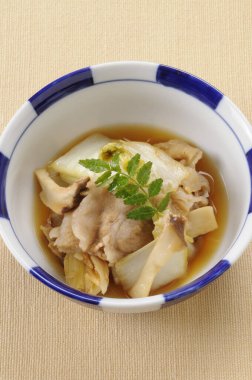 Japon yemeklerini yakından çek, kasedeki çorbayı.