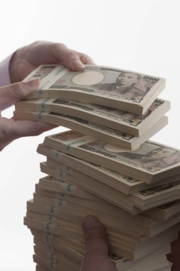 Yen banknotlarını elinde tutan adam beyaz arka planda