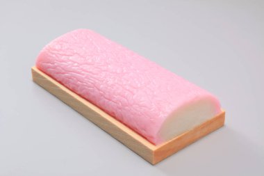 Beyaz arka planda lezzetli pembe turta..