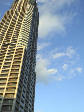 Japonya 'daki modern bina ve mavi gökyüzü, arka planda seyahat yeri