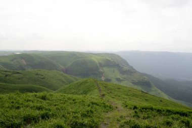 yeşil dağların havadan görünüşü