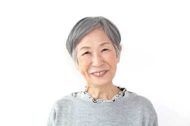 Beyaz arka planda kıdemli Japon kadın