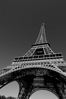 Paris 'teki Eyfel Kulesi, siyah beyaz fotoğraf