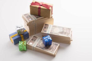 Kutularda para ve beyaz arka planda hediyeler var.