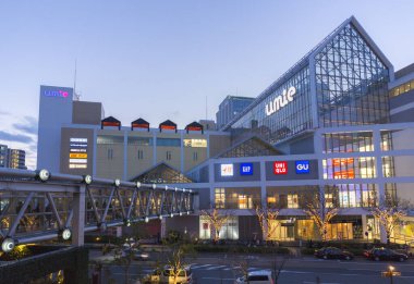 Aydınlanmış Kobe şehir mimarisinin manzaralı görüntüsü, Japonya