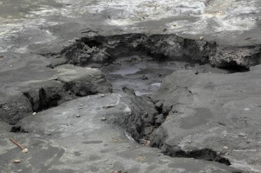 Nehirdeki çamur ve çamur 