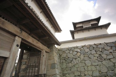 Ortaçağ taş kale duvarı ve gözetleme kulesi