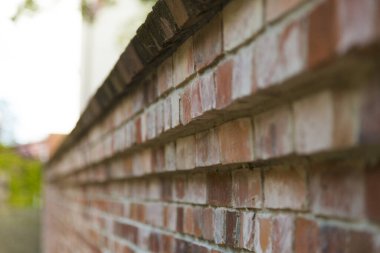 Caddedeki eski tuğla duvar 