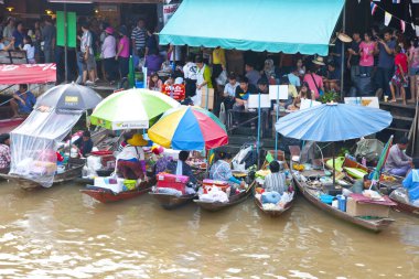 Amphawa, Tayland 'da yüzen bir pazarda tüccarlar. Asya 'nın başlıca kültürel turizm merkezlerinden biri yüzen pazarlar