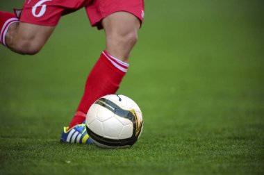 Futbol oynayan erkeklerin kırpılmış kısmı, futbol üniformalı erkek bacakları, yakın plan.