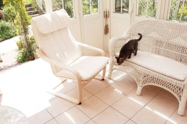 modern beyaz koltuk ev içinde