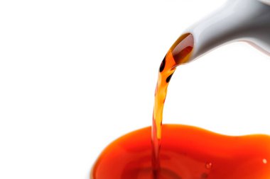 Bardağa çay doldur, yakından.