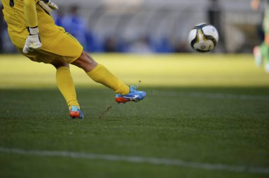 Futbol oynayan erkeklerin kırpılmış kısmı, futbol üniformalı erkek bacakları, yakın plan.