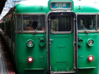 Şehirdeki tren istasyonlarının manzarası 