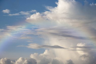 Mavi gökyüzü ve beyaz bulutlar.