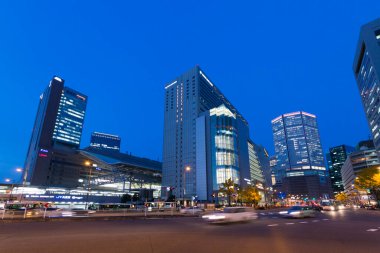 Şehrin gökdelenlerinin yakınındaki yolları araçlar dolduruyor.