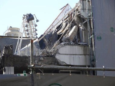 Çökmüş sanayi binası hasarlı çatı ve açıkta kalan yapı gösteriyor