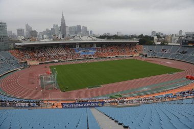 Tokyo, Japonya 'daki Japonya Ulusal Stadyumu. 2020 Yaz Olimpiyatları, resmi adıyla Tokyo 2020 Olimpiyatları, 23 Temmuz - 8 Ağustos 2021 tarihleri arasında Tokyo, Japonya 'da düzenlenen uluslararası çok sporlu etkinliktir.