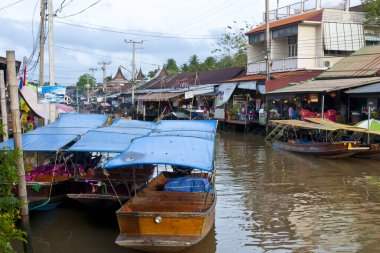 Amphawa, Tayland 'da yüzen bir pazarda tüccarlar. Asya 'nın başlıca kültürel turizm merkezlerinden biri yüzen pazarlar