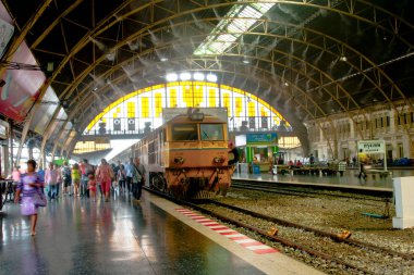 Platformu olan bir istasyon. Tokyo, Japonya