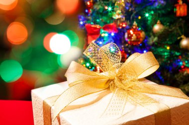 Noel süslemesi olan bir Noel ağacı.