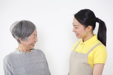 Gülümseyen kadınlar beyaz arka planda etkileşim kuruyorlar