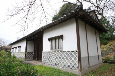 Geleneksel Japon evi ağaçlar ve bahçelerle çevrili.