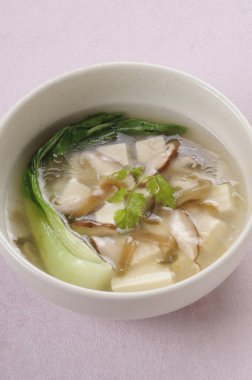 Bir kase mantarlı ve sebzeli çorba.