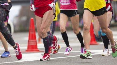 bir yarışta yarışan koşucunun kırpılmış görünümü