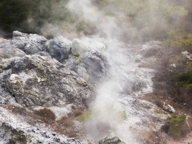 Dağlardaki nehrin güzel manzarası.