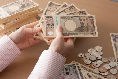 Japon parası tutan kadın elleri, yeni banknotlar 