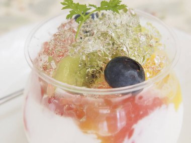 Taze meyve ve böğürtlenli salatayı kapat.