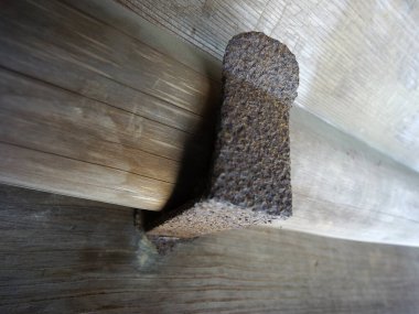 Dokulu ahşap yüzey ve köşe parçasının yakın görüntüsü