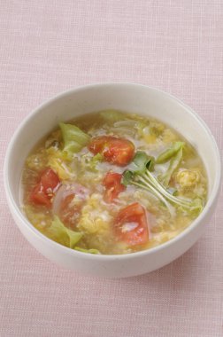 Bir kase domates ve sebzeli çorba.