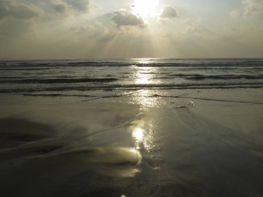 Bulutlu güzel, dramatik akşam gökyüzünün manzarası.