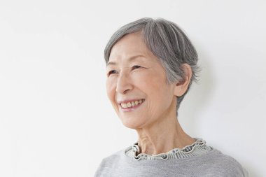 Beyaz arka planda kıdemli Japon kadın