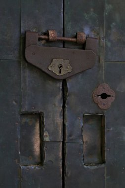 Paslı metal asma kilit eski metal kapıyı emniyete alıyor