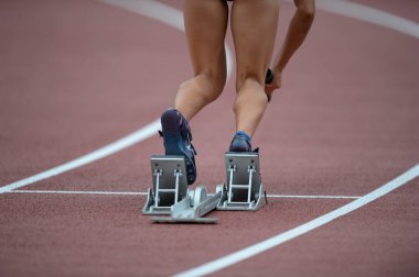 Yakın plan - koşu pistinde kadın ayaklı ayakkabılar