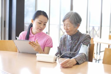 Hastanede tablet kullanan son sınıf öğrencisi bir kadın.