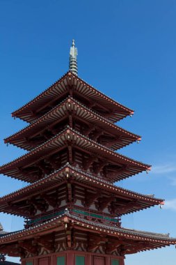 Eski bir Japon türbesinin büyüleyici bir fotoğrafı.