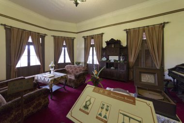 Zarif mobilyaları olan klasik oturma odası manzarası.