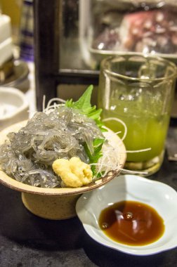 Soya sosuyla servis edilen küçük mayalanmış balık, Japon yemeği..