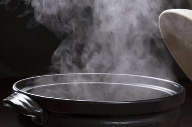 Siyah zemin üzerinde çorba pişirmek