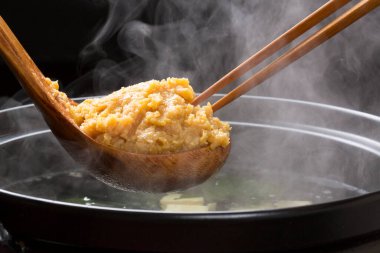 Çin pirinç çorbası ve kepçeli et.